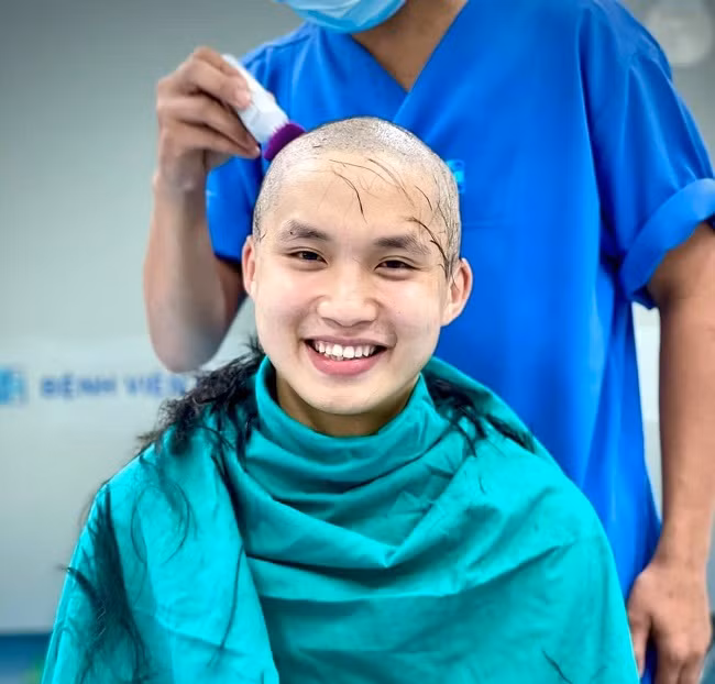 Với nụ cười lạc quan, BS. Đặng Minh Hiệu- Khoa Gây mê Hồi sức - UMC chuẩn bị tham gia tuyến đầu chống dịch Covid-19 (Ảnh: BVCC)