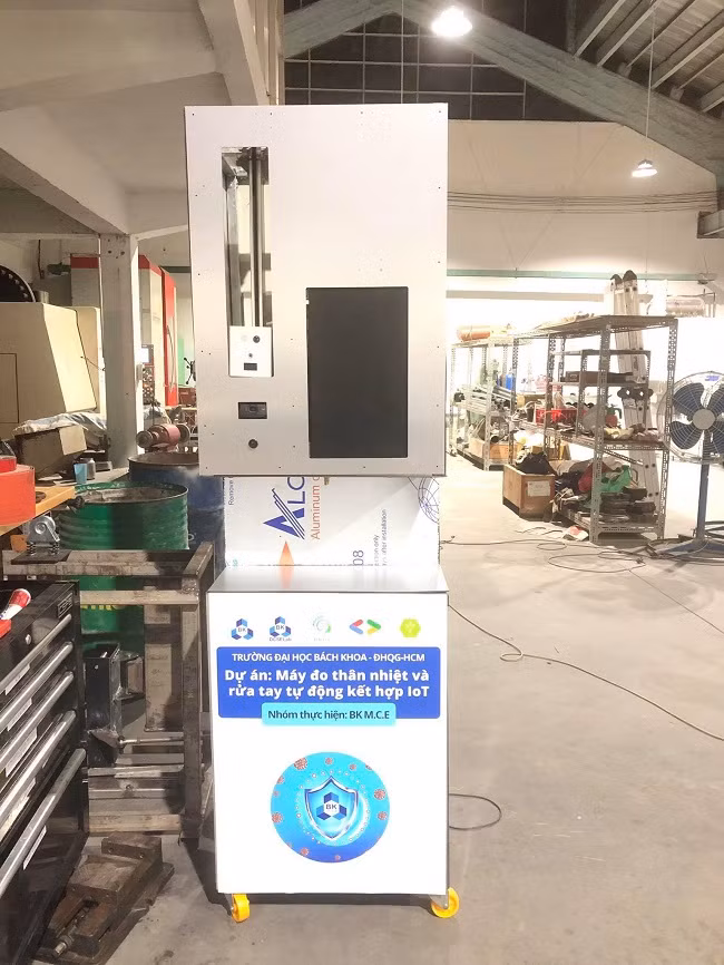 Chiếc máy đo thân nhiệt và rửa tay tự động kết hợp IoT do nhóm sinh viên năm nhất, Trường ĐH Bách khoa TPHCM chế tạo để phòng chống dịch Covid-19 (Ảnh: Thy Huyền)