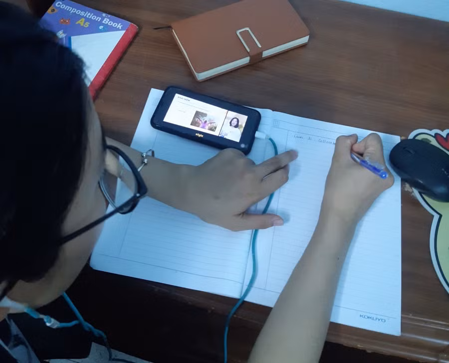 Học sinh ôn tập trực tuyến môn tiếng Anh (Ảnh: GVCC)