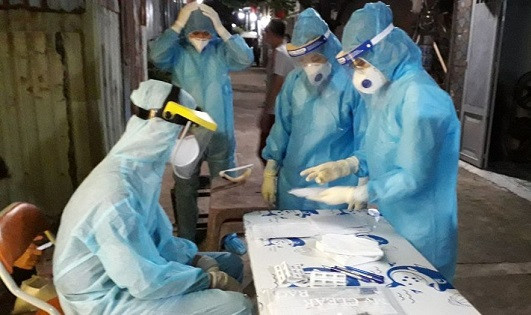Lực lượng y tế TPHCM tăng tốc truy vết xét nghiệm khẩn các khu vực có liên quan đến các bệnh nhân mắc Covid-19 tại Hội thánh truyền giáo Phục Hưng. (Ảnh: HCDC).