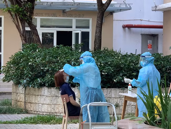 Lực lượng y tế lấy mẫu xét nghiệm các cư dân ở gần bệnh nhân nhiễm Covid-19 ở TP. Thủ Đức.