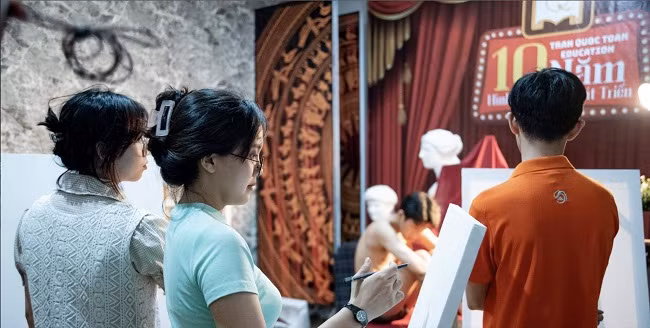 Học viên tham gia ôn luyện môn vẽ tại lớp học do ThS Trần Quốc Toản tổ chức giảng dạy.