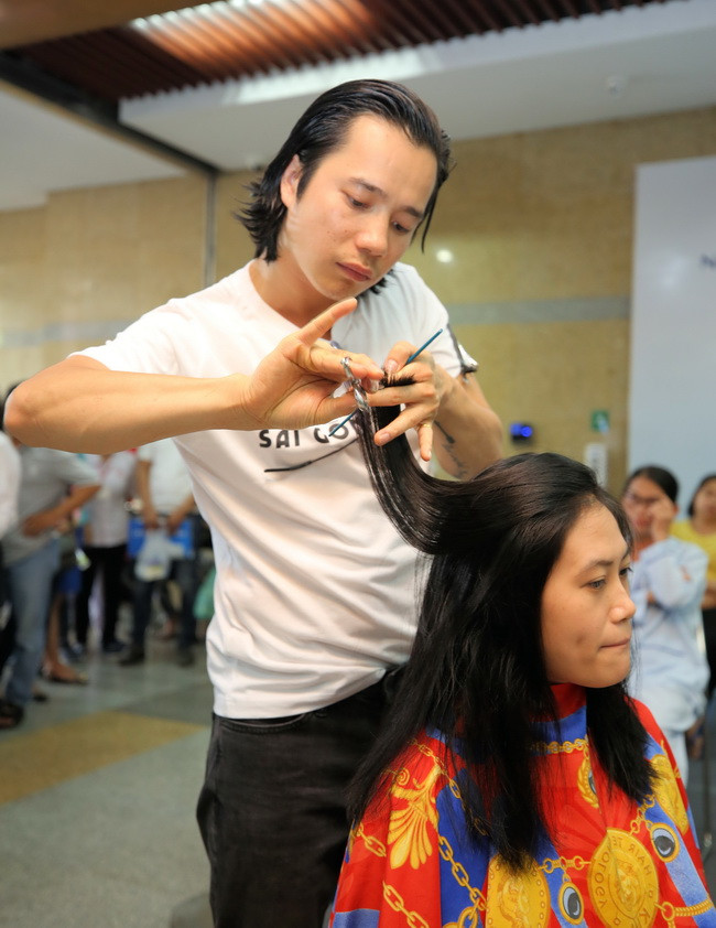 Nữ bệnh nhân được cắt tóc nghệ thuật.