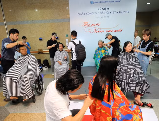 Rất nhiều bệnh nhân tham gia cắt tóc nghệ thuật tại bệnh viện.