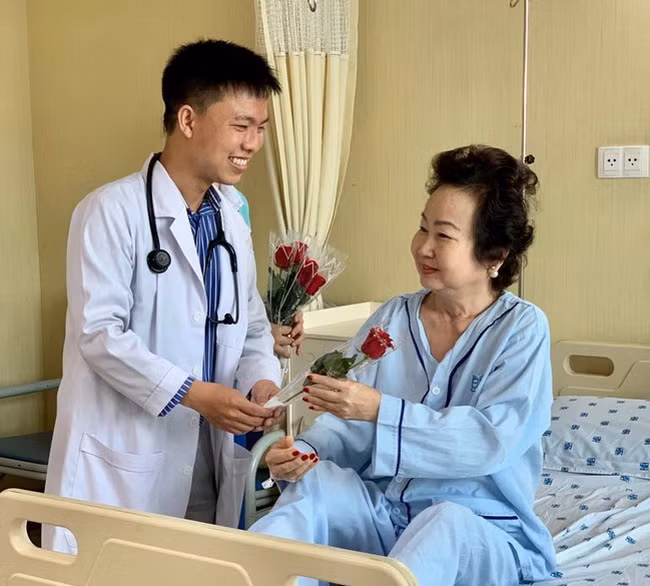 Bác sĩ tặng hoa cho nữ bệnh nhân.