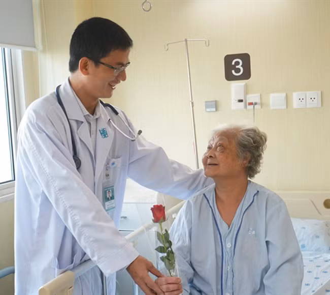 Nhiều bệnh nhân bất ngờ khi nhận được món quà ý nghĩa từ bác sĩ.