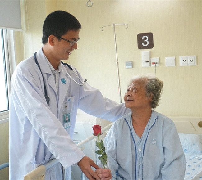 Nhiều bệnh nhân bất ngờ khi nhận được món quà ý nghĩa từ bác sĩ.