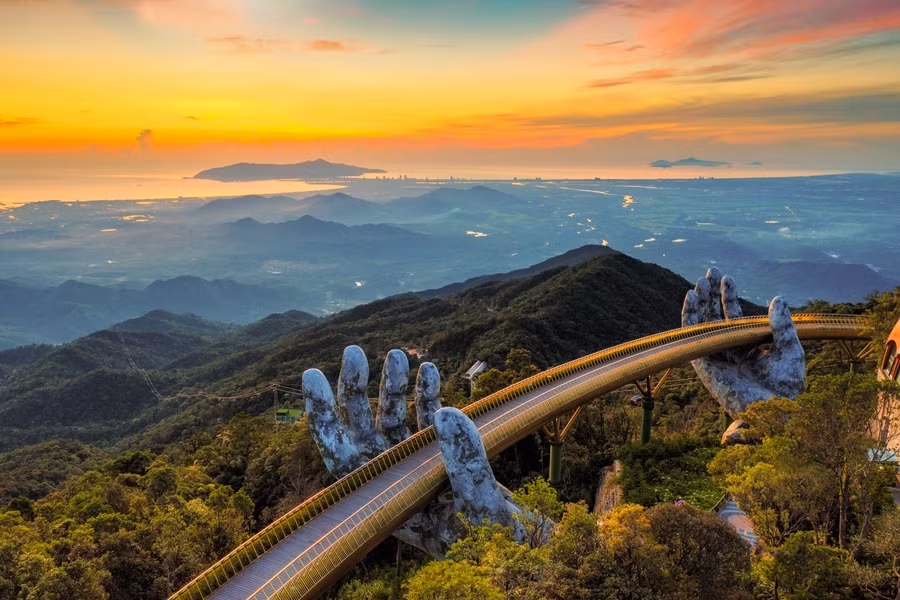 Cầu Vàng ở Khu du lịch Sun World Bà Nà Hills.