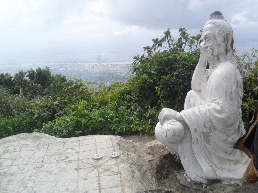 Tượng tiên ông đánh cờ trên đỉnh Bàn Cờ.