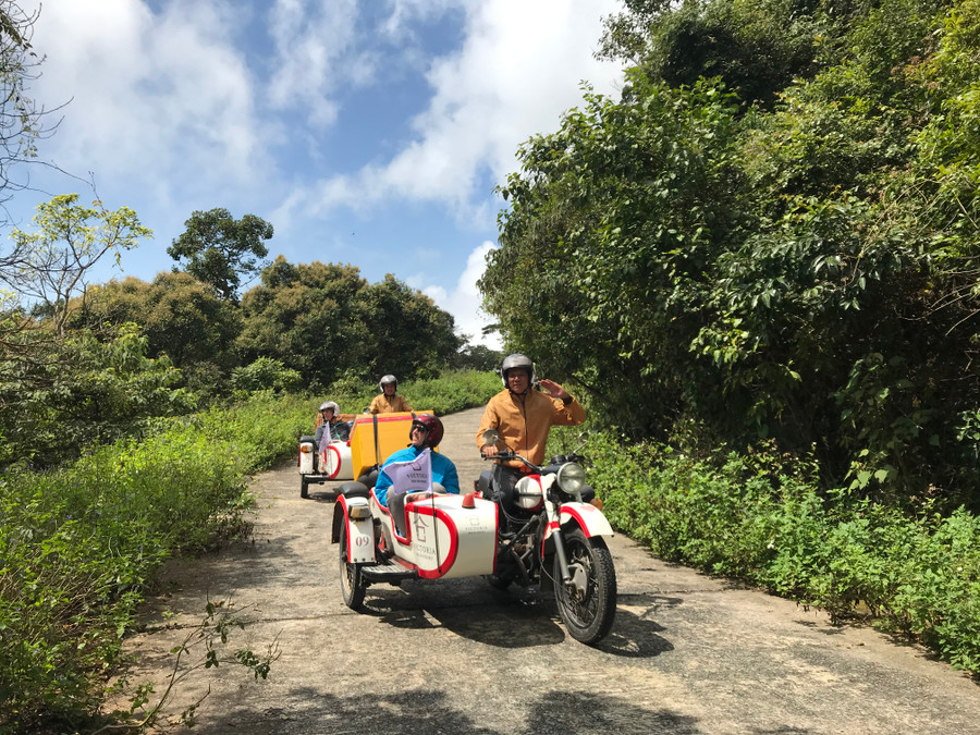 Du khách đi lên đỉnh Bàn Cờ. Ảnh tư liệu.