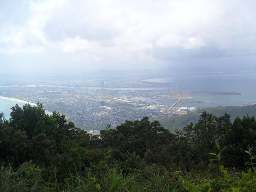 Từ trên đỉnh Bàn Cờ nhìn xuống TP Đà Nẵng.