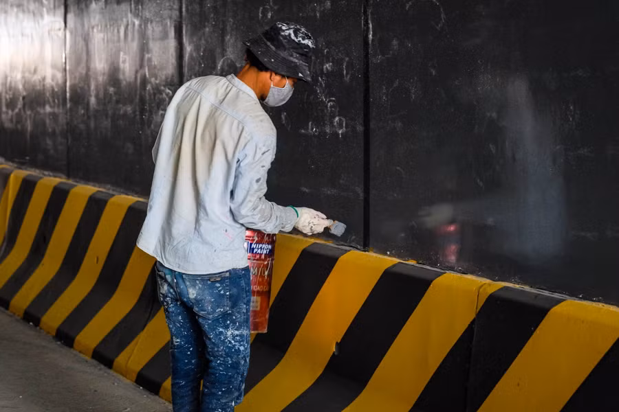 Theo ghi nhận của PV ngày 23/2, tuyến hầm chui trục đường Trần Thị Lý - Duy Tân cơ bản hoàn thành. Tại đây các công nhân đang gấp rút hoàn thiện các công đoạn còn lại của dự án.