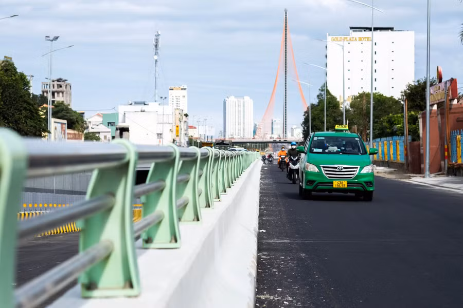 Bên cạnh đó, các công đoạn thuộc dự án như: đường gom và nút giáp tuyến Lê Đình Thám - Núi Thành hoàn thành bê tông nhưa vệt đường bên phải, thảm bê tông nhựa lớp 1 vệt tuyến bên trái và dự kiến đến ngày 24/2 hoàn thành thảm nhựa; đoạn tuyến Núi Thành - 2 Tháng 9 đến ngày 28/2 hoàn thành. Đoạn tuyến đường 2 Tháng 9 – Duy Tân ngày 22/2 hoàn thành. Hiện đoạn tuyến đường 2 Tháng 9 – cầu Trần Thị Lý đã hoàn thành.