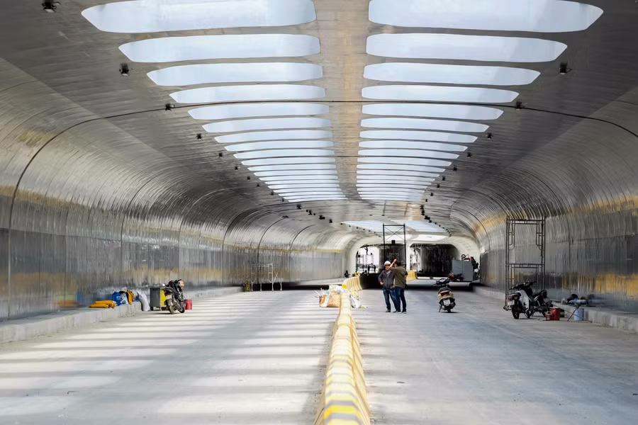 Bên trong hầm chui dài 900m, kéo dài từ đường Duy Tân đến chân cầu Trần Thị Lý.