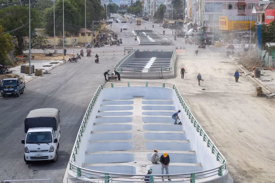 Hiện có 4 nhà thầu đang khẩn trương thi công dự án. Cụ thể gồm: Tổng công ty 319 Bộ Quốc phòng, Công ty CP Tập đoàn Cienco 4, Công ty TNHH Xây dựng Thành Phát, Công ty CP Xây dựng Xuân Quang.