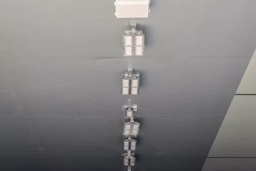 Hệ thống điện bên trong hầm đang được lắp đặt.