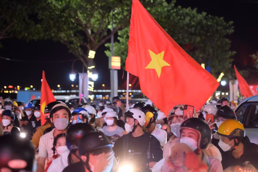 Cờ Tổ quốc tung bay trên mọi ngả đường.