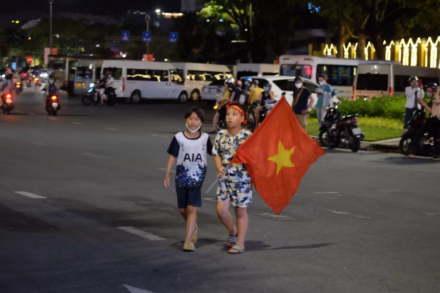 Các em nhỏ mừng U23 Việt Nam bảo vệ thành công Huy chương Vàng SEA Games 31.