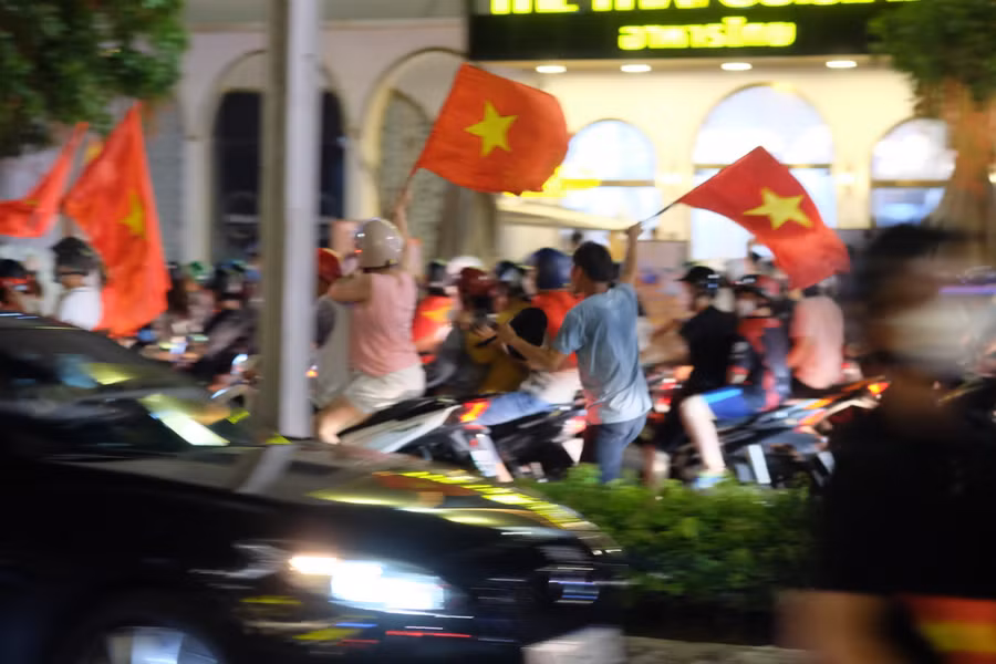 Một người dân cầm cờ chạy bộ.