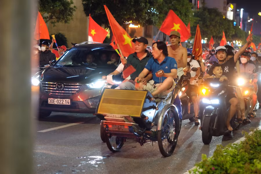 "Đi bão" bằng xích lô.