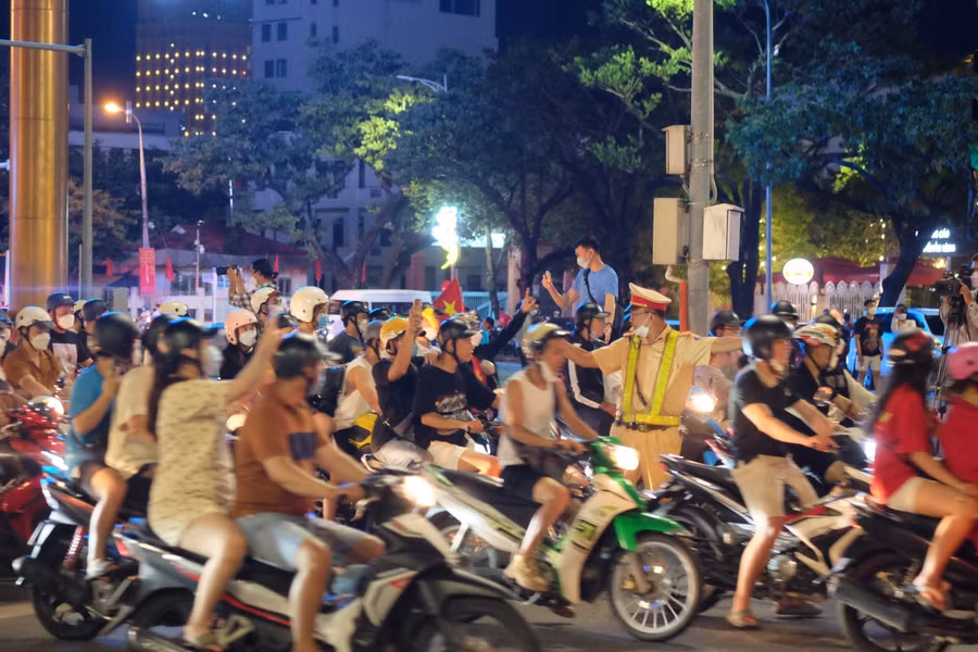 Các ngả đường đổ về cầu Rồng kẹt cứng, lực lượng chức năng rất vất vả phân luồng mới đảm bảo được lưu thông.