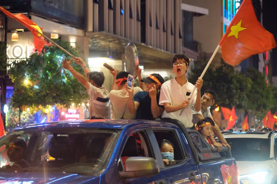 Thậm chí mâm cơm và chày cũng trở thành vật dụng để người dân ăn mừng.