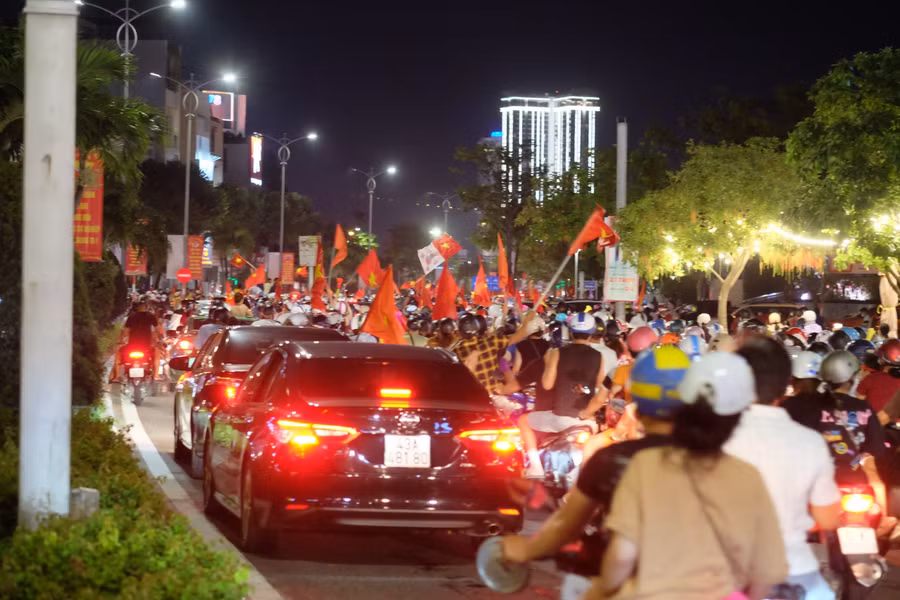 Đường phố Đà Nẵng ngập sắc cờ đỏ sao vàng.