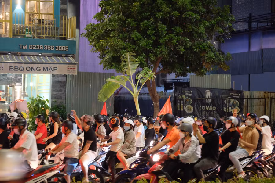 Có cổ động viên cầm cả cây chuối để “đi bão”.