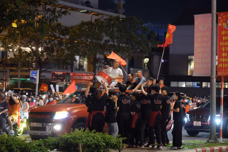 Mang theo trống xuống đường...