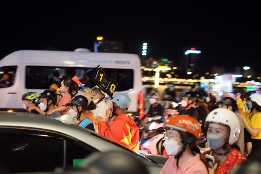 Bảng tỉ số 1-0 mà người dân cầm theo. Đây cũng là tỉ số mà U23 Việt Nam vượt qua U23 Thái Lan trong trận chung kết SEA Games 31.