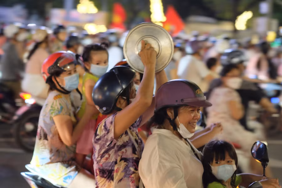 Cầm cả nắp vung để “đi bão”.