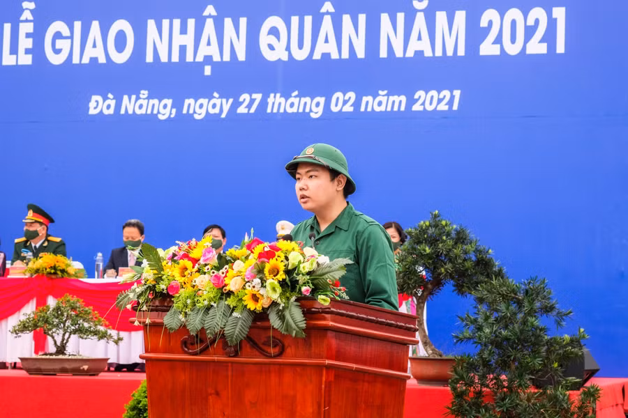 Tân binh Đoàn Ngọc Khánh Huy, đại diện cho hơn 1.200 thanh niên lên đường nhập ngũ năm 2021 phát biểu tại buổi lễ.