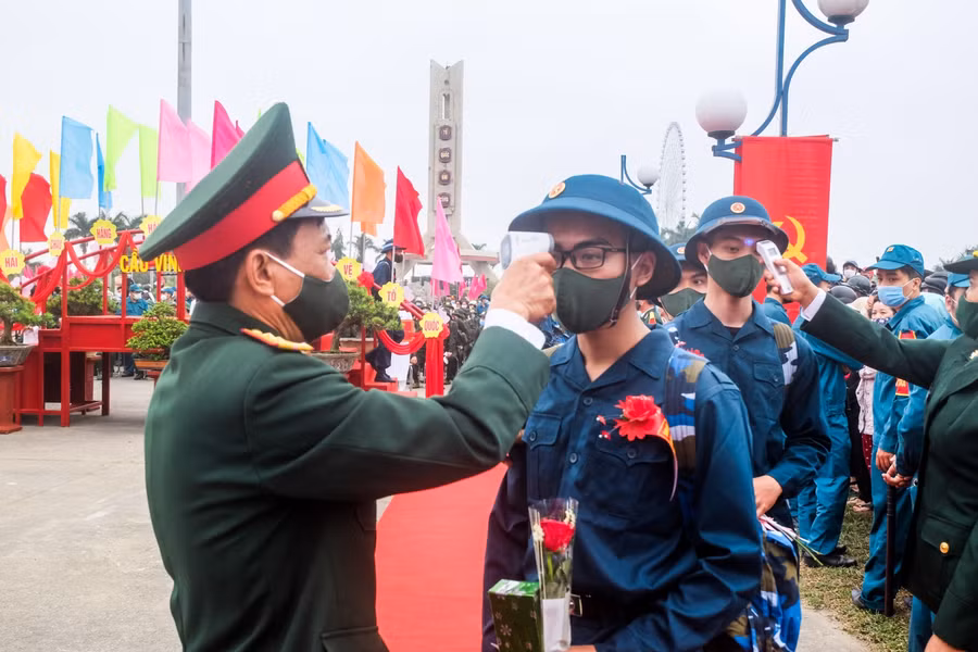 100 % tân binh được kiểm tra thân nhiệt trước khi lên xe. Trước đó, tất cả những tân binh này cũng đã được xét nghiệm Covid-19.