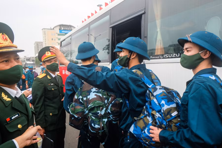 Các chiến sĩ tạm biệt người thân trước khi vào quân ngũ.