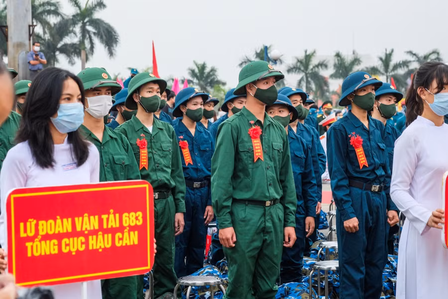 Do tình hình dịch bệnh Covid-19 diễn biến phức tạp, nên buổi lễ giao nhận quân diễn ra ngắn gọn, tất cả các tân binh và người tham gia lễ đều phải đeo khẩu trang y tế.