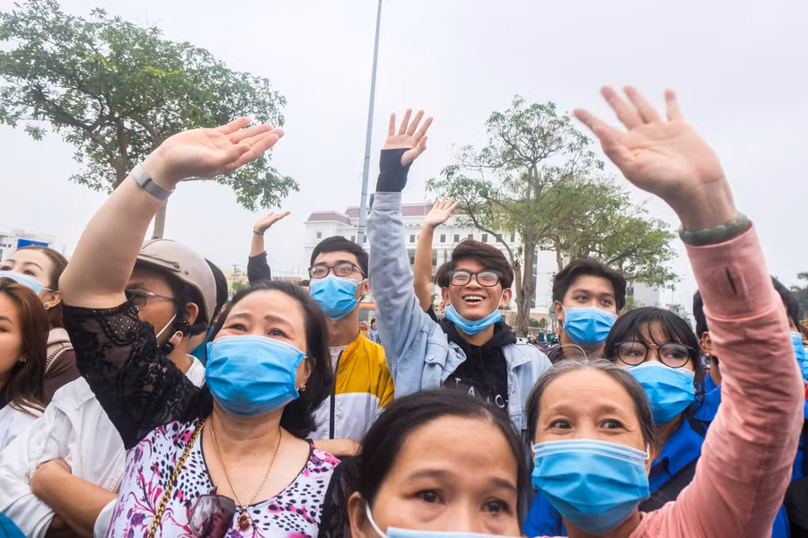 Bạn bè và người thân vẫy chào các tân binh.