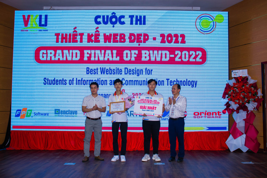 Ban tổ chức trao giải Nhất cho đội dự thi. Ban tổ chức trao giải Nhất cho đội dự thi.