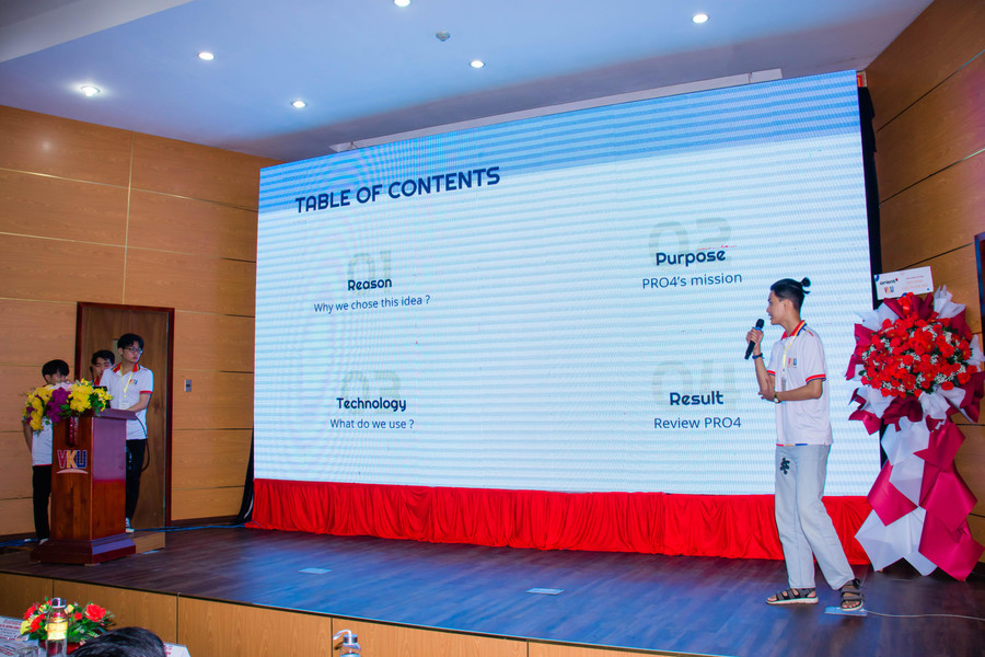 Các sinh viên đang trình bày phần dự thi của đội mình. 
