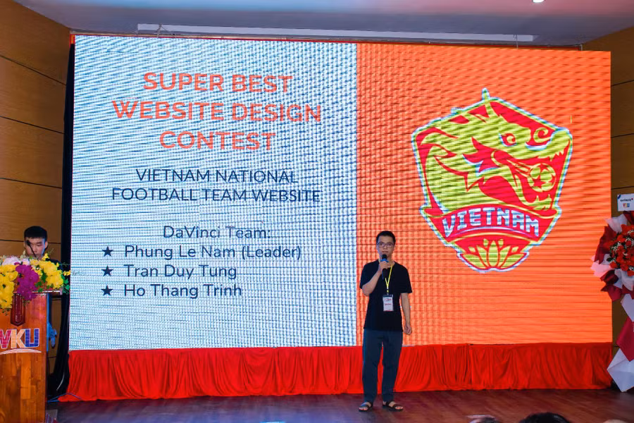 Các thí sinh giới thiệu website của mình bằng tiếng Anh.