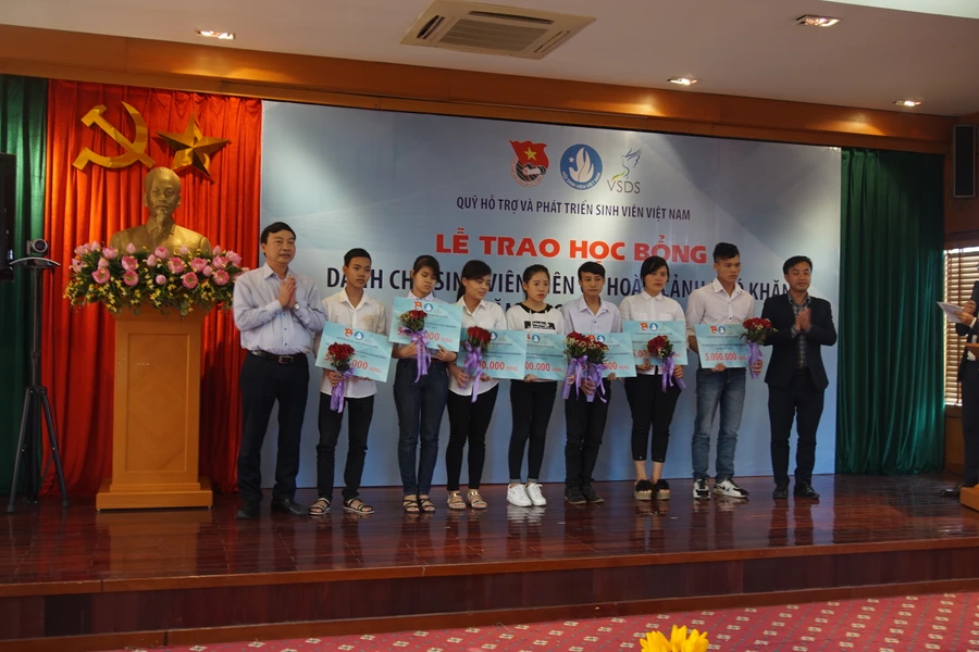 Học bổng được trao cho các sinh viên có hoàn cảnh khó khăn