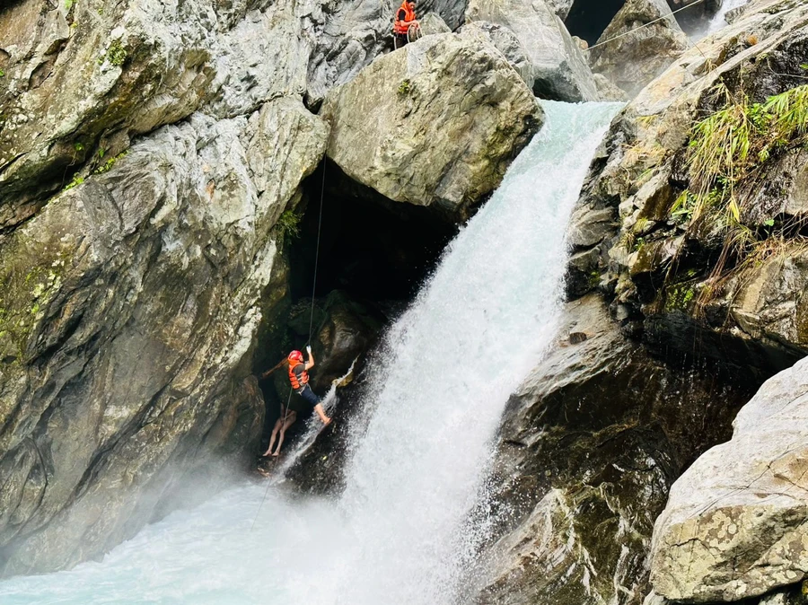 Lực lượng cứu hộ đu dây vào để cứu du khách bị mắc kẹt. Ảnh: Công an Đà Nẵng. 