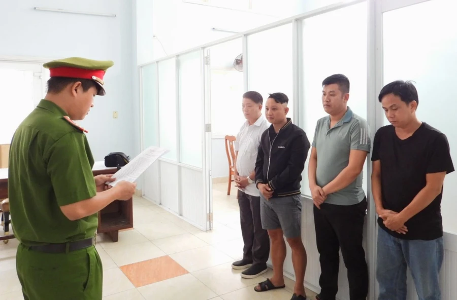 Công an thực hiện lệnh bắt khẩn cấp với Lê Chí Tuấn, Mai Phước Ngọc, Huỳnh Văn Trường và Lê Văn Nam. Ảnh: Công an Đà Nẵng 