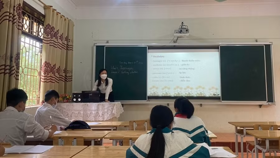 Một giờ học "song song" kết hợp trực tiếp và trực tuyến của cô và trò trường THPT Văn Quan (Văn Quan, Lạng Sơn)