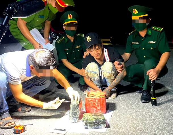 Đối tượng bị bắt giữ cùng tang vật liên quan.