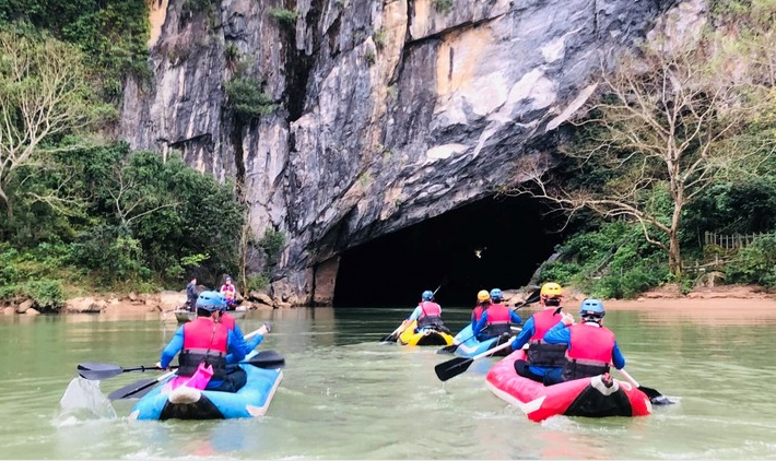 Nhiều tuyến, điểm du lịch ở VQG Phong Nha- Kẻ Bàng được du khách lựa chọn như: Động Phong Nha, suối nước Moọc, sông Chày - hang Tối, động Thiên Đường… Nhiều tuyến, điểm du lịch ở VQG Phong Nha- Kẻ Bàng được du khách lựa chọn như: Động Phong Nha, suối nước Moọc, sông Chày - hang Tối, động Thiên Đường…