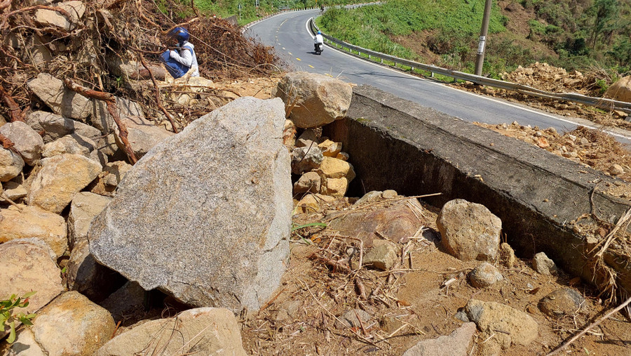 Hàng trăm khối bùn, cây cối và đá tảng đổ sụt xuống mặt đường, tạo nhiều điểm nghẽn giao thông. Hàng trăm khối bùn, cây cối và đá tảng đổ sụt xuống mặt đường, tạo nhiều điểm nghẽn giao thông.