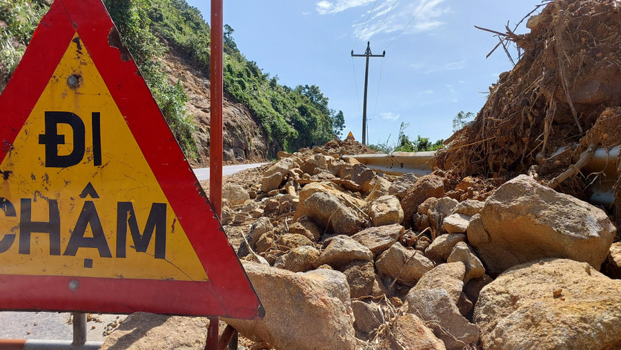 Đã hơn nửa tháng trôi qua, lực lượng chức năng chỉ mới cơ bản hoàn thành việc giải phóng đất đá khỏi mặt đường để cho lưu thông xe chứ chưa thể gia cố, khắc phục. Theo ghi nhận, có những đoạn phía trên núi đang hình thành dòng chảy mới, tiềm ẩn nguy cơ đá lăn. Đã hơn nửa tháng trôi qua, lực lượng chức năng chỉ mới cơ bản hoàn thành việc giải phóng đất đá khỏi mặt đường để cho lưu thông xe chứ chưa thể gia cố, khắc phục. Theo ghi nhận, có những đoạn phía trên núi đang hình thành dòng chảy mới, tiềm ẩn nguy cơ đá lăn.