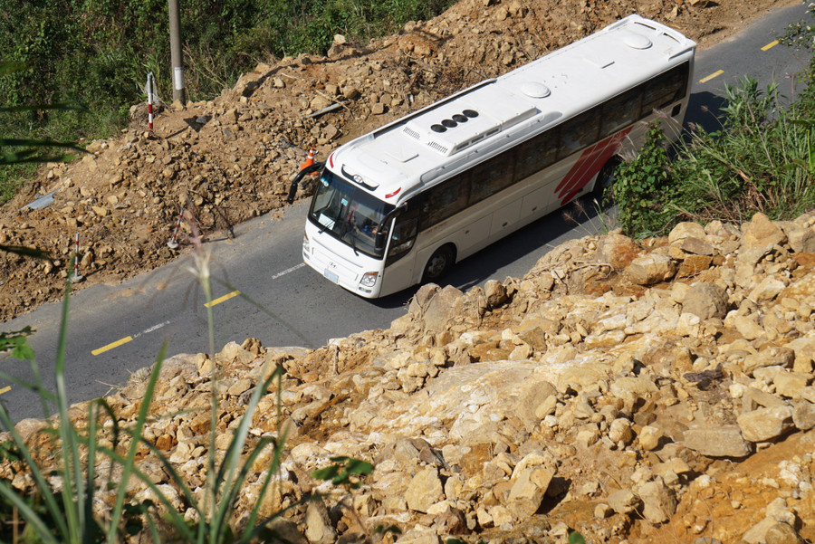 Lượng đất đá có thể đổ ập xuống nếu có cơn mưa lớn. Lượng đất đá có thể đổ ập xuống nếu có cơn mưa lớn.