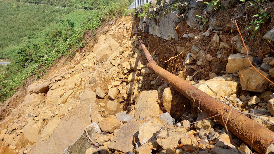 Không chỉ sạt lở ta luy dương, nhiều điểm phía ta luy âm cũng bị nước lũ đánh sập, khoét sâu tạo hàm ếch ăn vào phần móng và nền đường. Không chỉ sạt lở ta luy dương, nhiều điểm phía ta luy âm cũng bị nước lũ đánh sập, khoét sâu tạo hàm ếch ăn vào phần móng và nền đường.