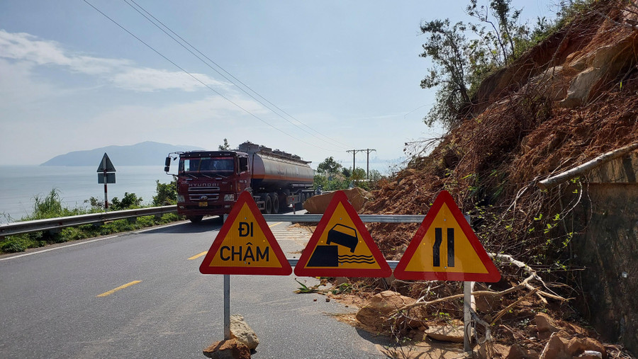 Lực lượng chức năng lắp biển cảnh báo khi qua các đoạn sạt lở. Lực lượng chức năng lắp biển cảnh báo khi qua các đoạn sạt lở.